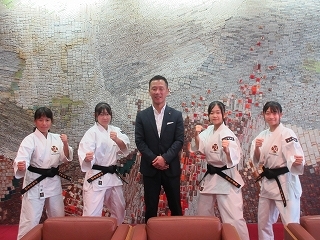 写真：表敬訪問（第18回全国中学生少林寺拳法大会出場者）