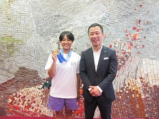 写真：表敬訪問（全国高等学校総合体育大会ローイング競技優勝者）