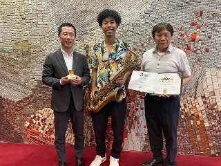 写真：表敬訪問（サックス奏者）