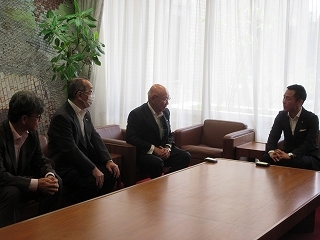 写真：面談（笠原小中学校建築JV）