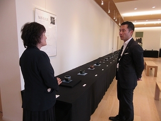 写真：加藤亮太郎作陶展視察