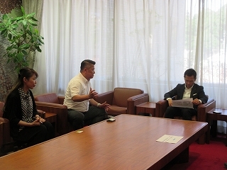 写真：面談（防災・防犯自販機協会顧問ら）