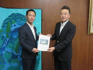 写真：岐阜県測量設計業協会東濃地区協議会から要望書受理