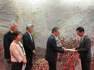 写真：多治見市議会から新本庁舎建設基本計画の策定に向けた提言書受理