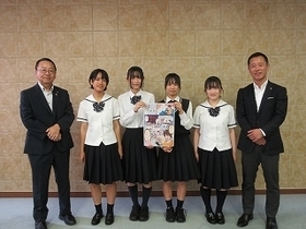 写真：表敬訪問（全国高等学校総合文化祭、全国高等学校漫画選手権大会出場者）2