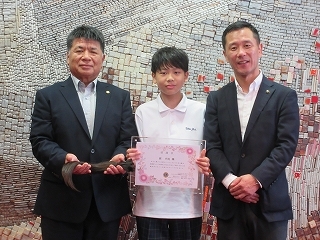 写真：ヘアドネーション活動に対する感謝状贈呈式