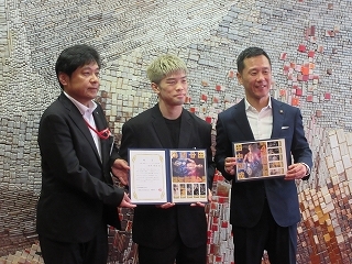 写真：田中恒成選手のオリジナルフレーム切手販売開始に伴う贈呈式