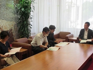 写真：面談（多治見市子どもの権利擁護委員）