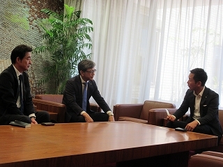 写真：面談（おりべネットワーク株式会社代表取締役社長）