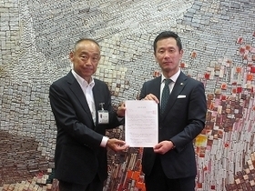 写真：自治労岐阜県本部、多治見市職員労働組合連合会から申入書等受領2