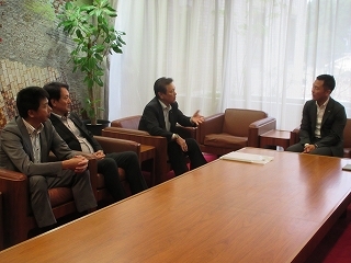 写真：面談（名古屋モザイク工業株式会社代表取締役会長ら）