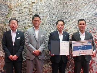 写真：岐阜信用金庫から卓球台贈呈式