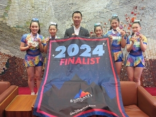 写真：表敬訪問（チアリーディング世界大会出場者）