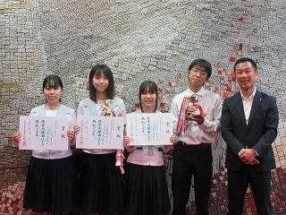 写真：表敬訪問（第71回NHK杯全国高校放送コンテスト出場者）