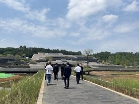 写真：邛窯遺跡博物館内の美濃焼展示場視察1