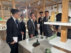 写真：邛窯遺跡博物館内の美濃焼展示場視察2