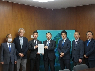 写真：新本庁舎における議会フロアの在り方報告書の受領