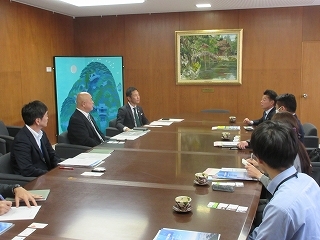 写真：面談（弥冨市長ら）