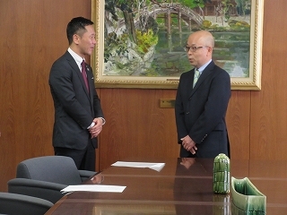 写真：面談（鈴木徹氏）