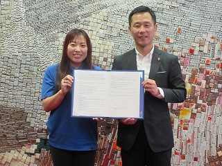 写真：たじみ市民討議会の実施に関する協定書調印式