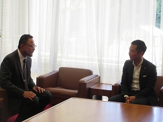 写真：面談（美濃焼ミュージアム館長）