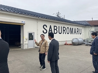 写真：三郎丸蒸留所視察