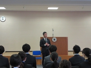 写真：新入職員への講話