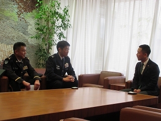 写真：面談（自衛隊岐阜県地方協力本部長ら）