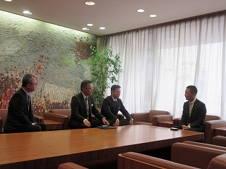 写真：面談（TOTOマテリア株式会社）