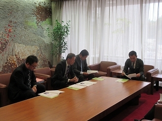 写真：エフエムたじみから要望書受領