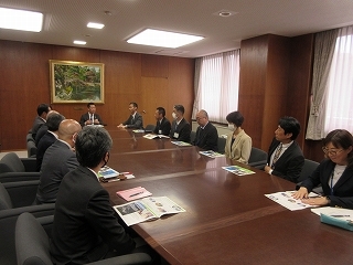 写真：面談（多治見砂防国道事務所長ら）