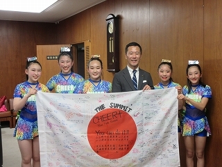 写真：表敬訪問（チアリーディング世界大会出場者）