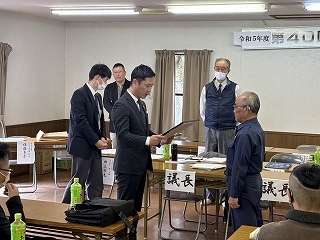 写真：滝呂台グリーンビレッジ自主消防隊への感謝状授与