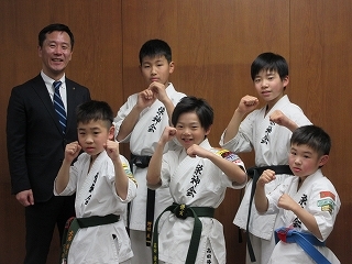 写真：表敬訪問（全日本空手道選手権チャンピオンカップ2024&nbsp;決勝大会出場者）