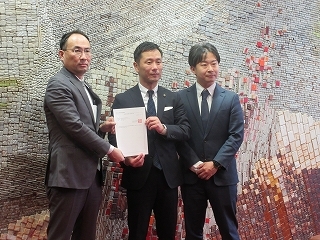 写真：水防協力団体認定書交付式