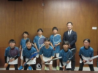 写真：表敬訪問（全国小学生ソフトテニス大会出場者）