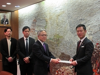 写真：産業・観光振興計画策定委員会からの提言書受領