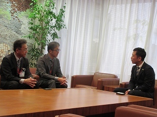 写真：面談（多治見郵便局長）