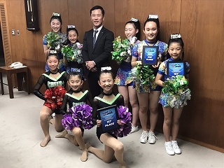 写真:表敬訪問(チアリーディング選手のみなさん)