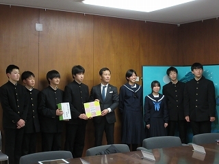 写真:多治見市連合生徒会から能登半島地震義援金の受領