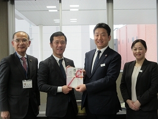 写真:三菱UFJ銀行多治見支店からの寄付金贈呈式