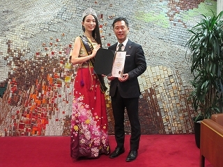 写真:表敬訪問(ミスコン世界タイトル獲得者)