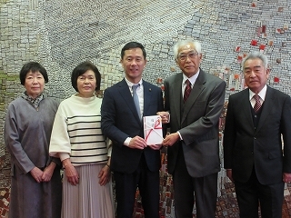 写真:四四会から寄附金受領