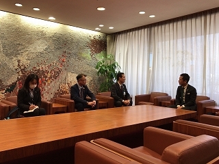 写真：面談（関西電力株式会社東海支社長ら）