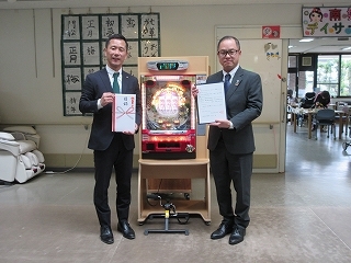 写真：エアロビックトレパチの寄附贈呈式