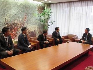 写真：面談（伊藤園中部地域営業本部常務執行役員・本部長ら）
