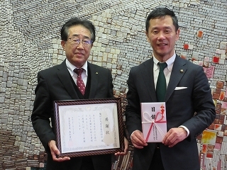 写真：陶都信用農業協同組合からの寄附贈呈式