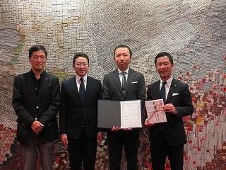 写真：SMC税理士法人グループからの寄附贈呈式