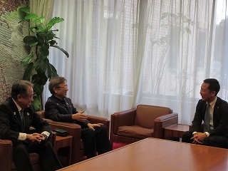 写真：面談（国際ロータリー第2630地区ガバナーら）