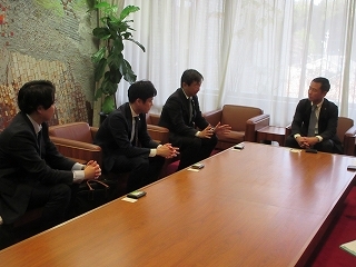 写真：面談（岡三証券常務執行役員ら）